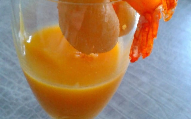 Crevettes et purée de pêche