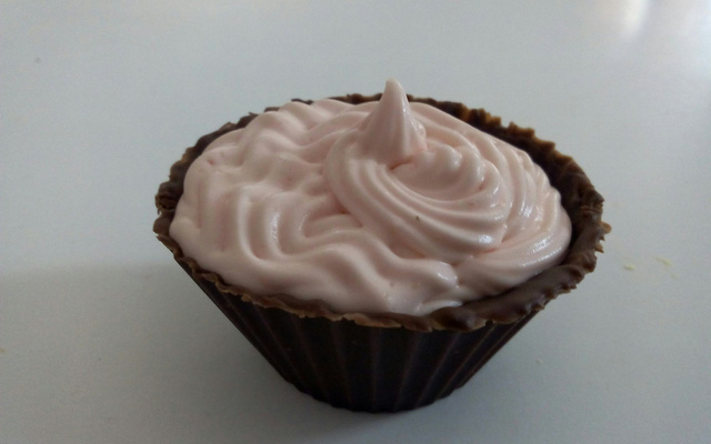 Mousse Tagada en caissette de chocolat blanc