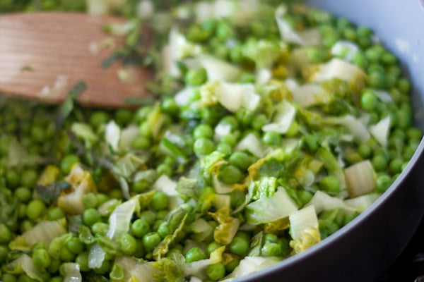 Petits pois à la menthe et à la sucrine