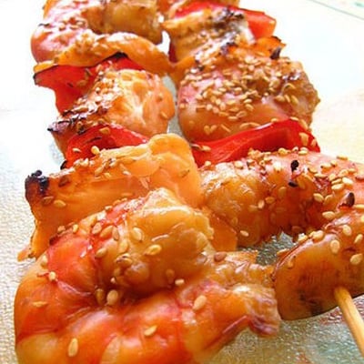 Brochettes de saumon et de crevettes marinées à la sauce gingembre soja panées aux graines de sésame