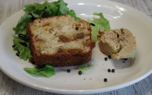 Cake de Noël aux figues, noisettes et chèvre