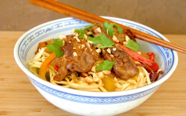 Aiguillettes et nouilles sautées façon aigre doux au Ketchup