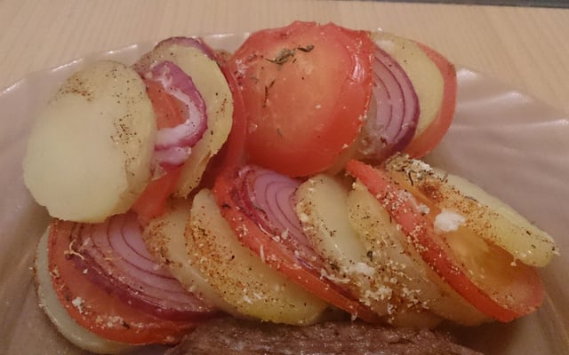 Tian de pommes de terre, tomates et oignons rouges à la mozzarella