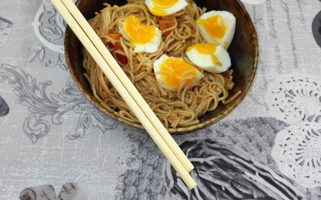 Nouilles à la sauce soja et oeuf mollet