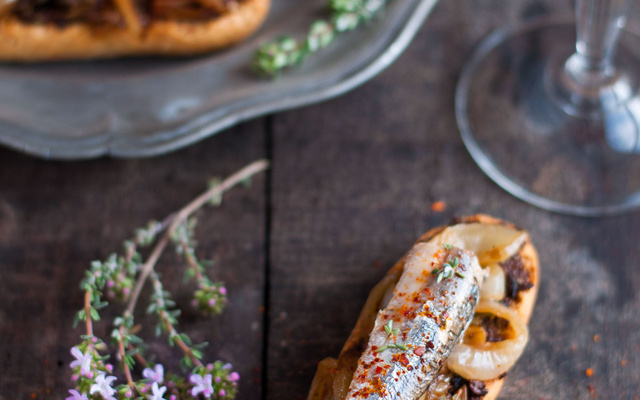 Crostini à la tapenade, compotée d’oignons et anchois entiers à l’huile d’olive BIO
