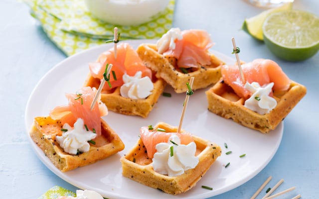 Mini gaufres au saumon fumé et leur chantilly au citron vert