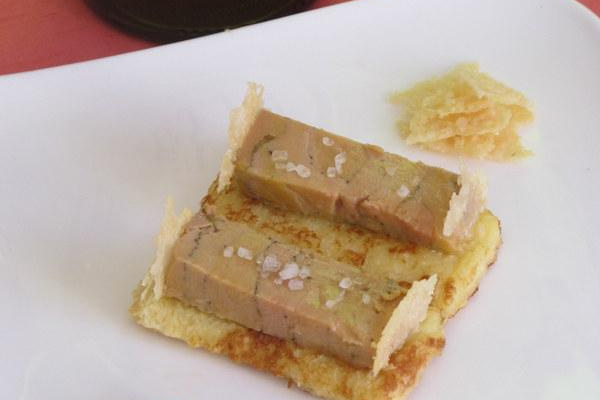 foie gras mi cuit sur son pain perdu au vin blanc, accompagné de chips de parmesan et chutney oignons-olives