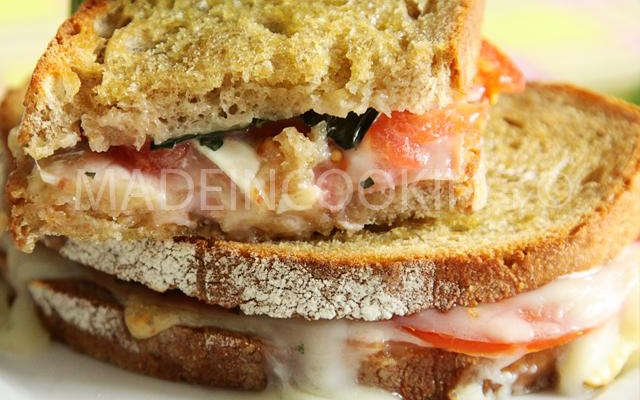 Croque au chèvre et au basilic