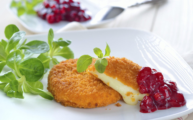 Croustillant de camembert de Normandie au coulis de groseille