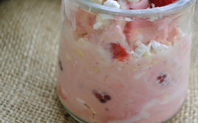 Eton Mess aux framboises et à la glace Carte d'Or® façon glacier fraise et morceaux de meringue