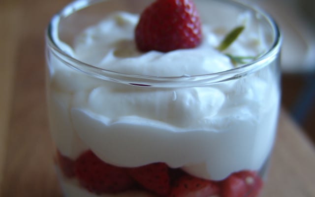 Verrines légères de tiramisu aux fraises