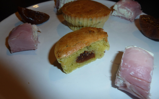 Financier Boursin, figues, roulés au jambon