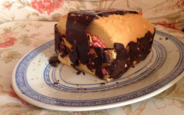 Bûche à la mangue aux saveurs de tonka et de fraise des bois