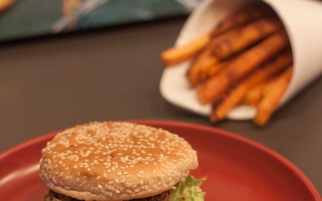 Burger d'agneau, frites de patates douces et sauce yaourt