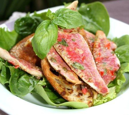 Rougets en carpaccio et basilic