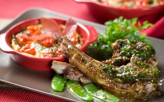 Carré d’agneau en croûte d’herbes, clafoutis de tomates cerise