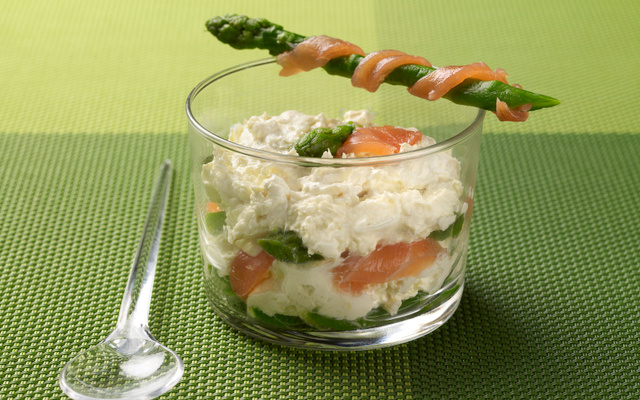 Verrine crabe-asperges au saumon fumé et son gressin d'asperge