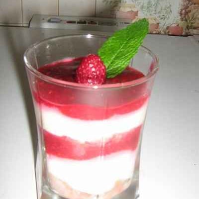 Tiramisu aux fruits rouges frais et mascarpone