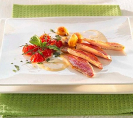 Rouget et sa sauce chicorée garnie de ses tomates cerise au basilic