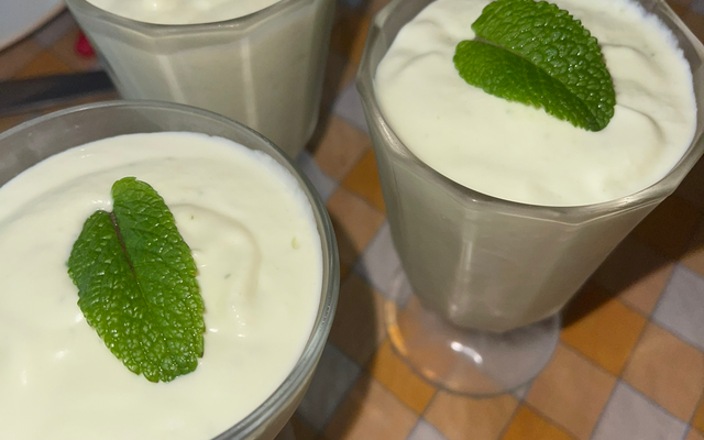 Mousse d'asperges sur lit d'avocat