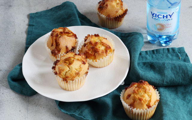 Muffins au chocolat blanc, noisettes et eau minérale