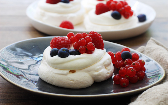 Mini-pavlova aux fruits rouges