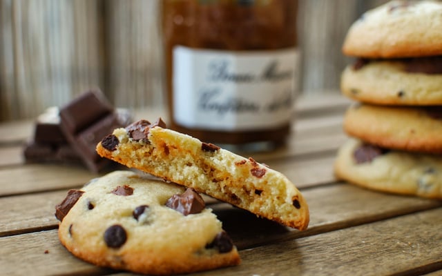 Cookies aux pépites de chocolat et insert au caramel
