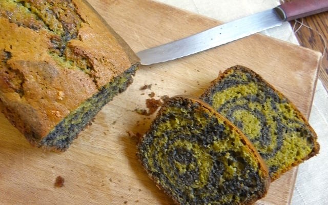 Cake marbré au thé matcha et sésame noir