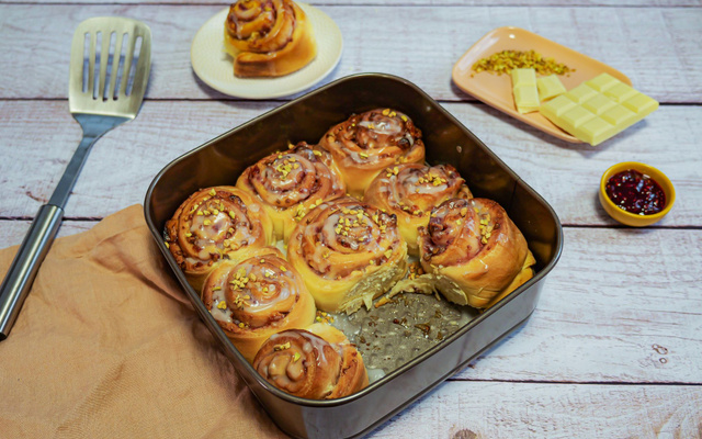 Brioches façon rolls à la confiture de framboises et éclats de pistaches