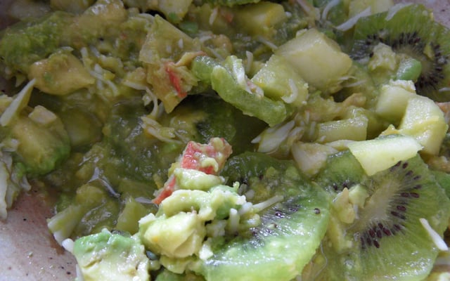 Salade de crabe, avocats, kiwis et pomme