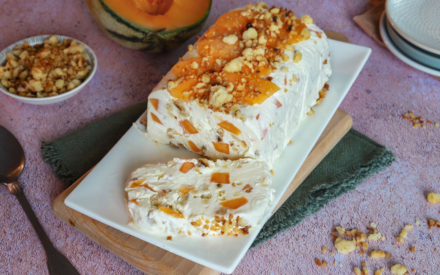 Parfait glacé au yaourt et melon, crumble à la poêle