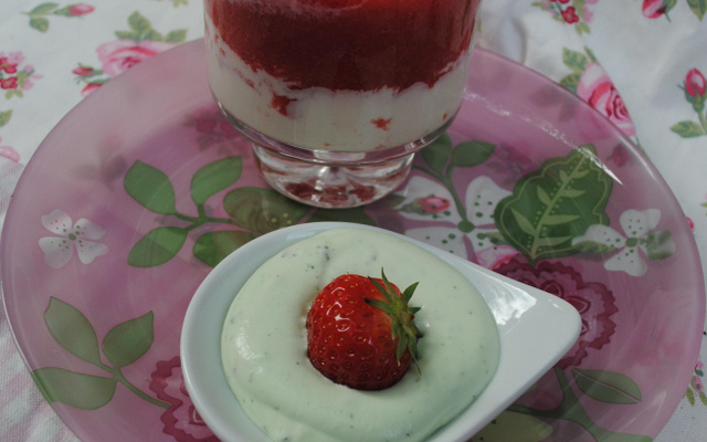 Fraises et lait d'amandes avec sa mousse de menthe