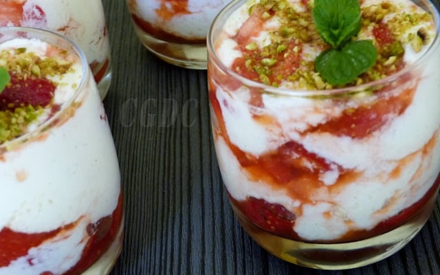 Verrine de fraises au mascarpone vanillé et à la liqueur de framboises