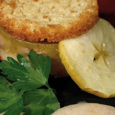 Foie gras de canard du Sud-ouest en crumble de pommes