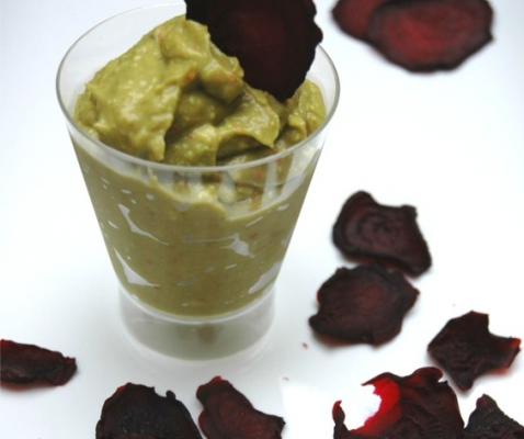 Chips de betterave et guacamole pimenté
