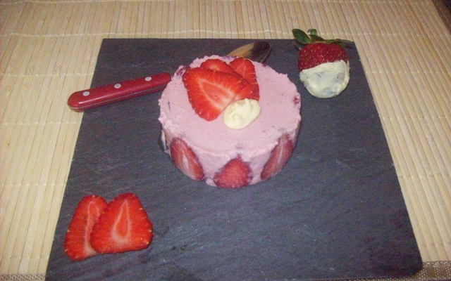 Mousse de fraises garguiette et son cœur de chocolat blanc