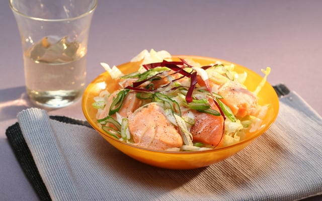 Salade de saumon mi-cuit aux petits oignons frais