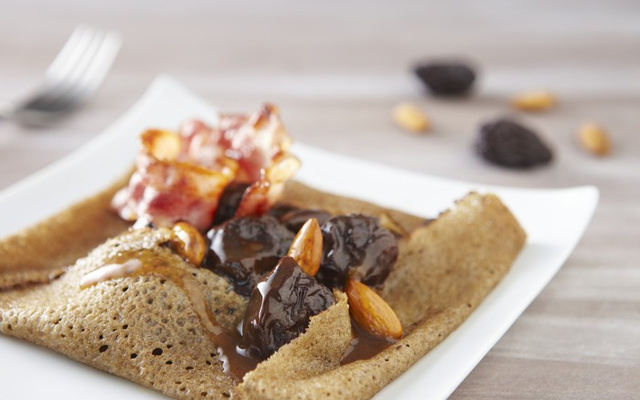 Galette aux pruneaux, amandes et lard grillé