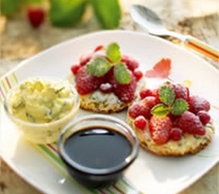 Tartines de fraises au beurre à la menthe et nappage au caramel balsamique