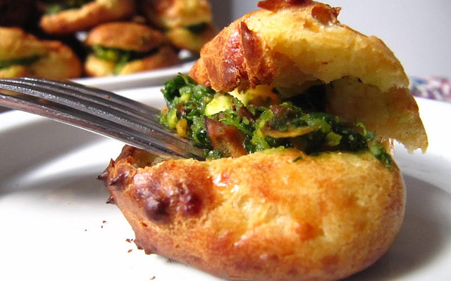 Gougères au parmesan et pesto de roquette aux pistaches