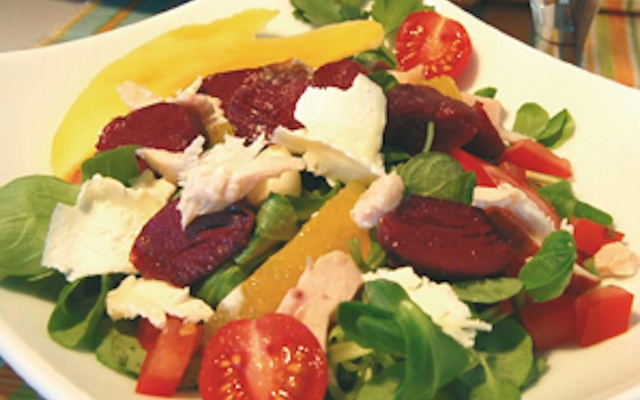 Salade de Gésiers de Canard maigre confits, vinaigrette tiède aux agrumes et pignons de pins torréfiés