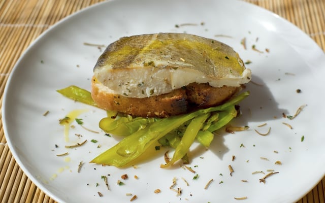 Dos de cabillaud poêlé, ramen crevettes sautées aux légumes et sauce citron confit et gingembre