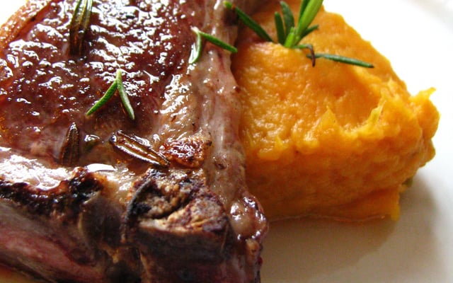 Côtes d'agneau au romarin, purée de patate douce