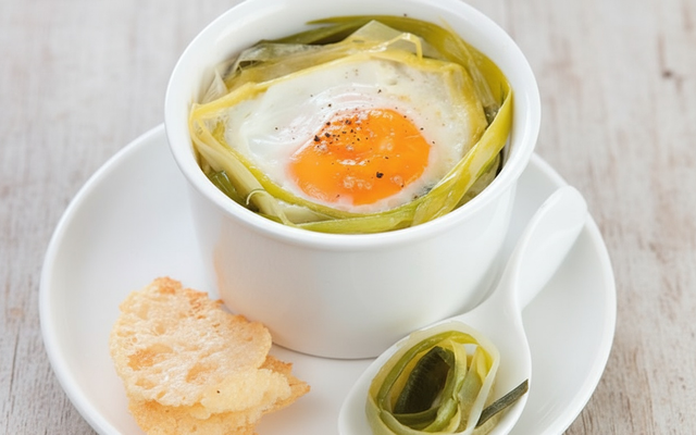 œuf cocotte à la fondue de poireau et tuiles au parmesan
