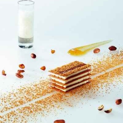 Le millefeuille à la nougatine beurrée aux cacahouètes, touche de ras-el'hanout, infusion de cacahouètes torréfiées à boire