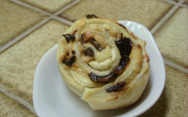 Roulé feuilleté chèvre pruneaux