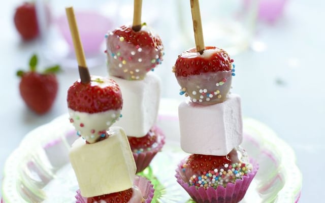 Sucettes de fraises de France au chocolat blanc