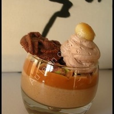 Verrine pralinée au caramel et aux fruits secs et son biscuit chocolat-café