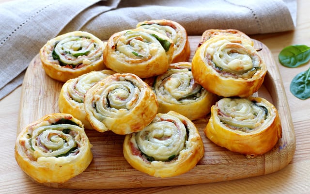 Escargots feuilletés au jambon et au fromage