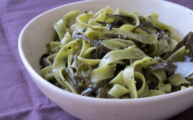 Tagliatelles et spaghettis de la mer au pesto de pistache